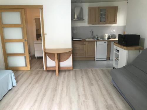 une petite cuisine avec une table dans une pièce dans l'établissement Logement cœur de Cholet, à Cholet