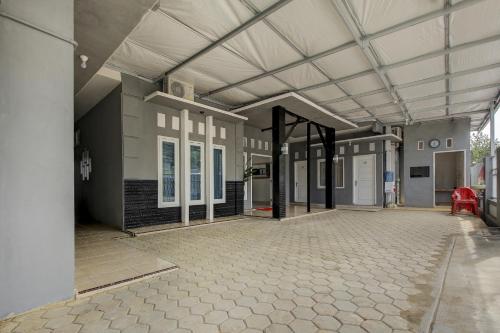 an empty hallway of a building with a ceiling at OYO Life 3415 Penginapan Wimane in Sukarami