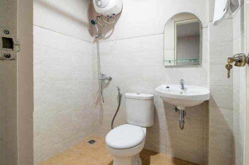 a bathroom with a toilet and a sink at Collection O Kebon Jeruk Near Paskal 23 Formerly Sentral Paskal in Bandung