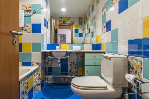 Ένα μπάνιο στο Marina Orada Apartment with Pool - 900m from the Beach