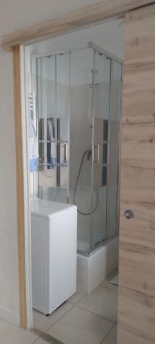 La salle de bains est pourvue d'une douche et d'un lavabo blanc. dans l'établissement Studio near center, à Nice