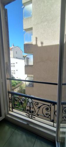 un balcon avec vue sur un immeuble dans l'établissement Studio near center, à Nice