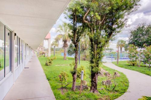 OYO Hotel Dundee By Crystal Lakeにある庭