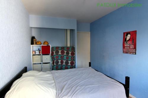 Katil atau katil-katil dalam bilik di Chambre calme privée avec lit double en Colocation