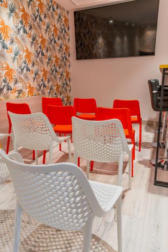 a room with red and white chairs and a wall at APTC ETXEa in Vitoria-Gasteiz