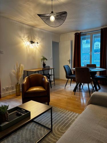 un salon avec un canapé, des chaises et une table dans l'établissement Workshop Hypercentre, à Angers