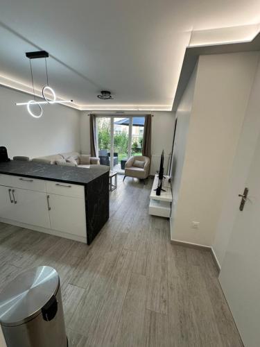 un salon avec une table et un canapé dans l'établissement Appartement avec jardin cosy près de Paris, à Villeneuve-le-Roi