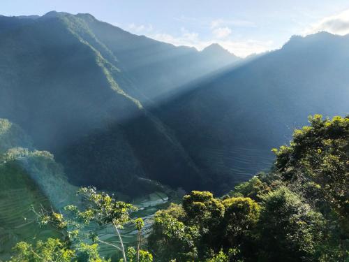 vistas a un valle con río y montañas en Batad Pension and Restaurant Native House, en Banaue