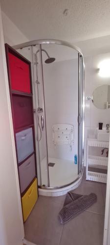 La petite salle de bains est pourvue d'une douche et d'un grand miroir. dans l'établissement Appartement Ste Maxime, à Sainte-Maxime