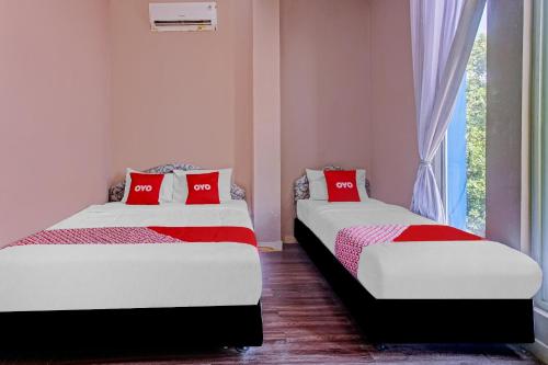 Кровать или кровати в номере Hotel O Enggal Near Gor Saburai Formerly Hotel Pelangi