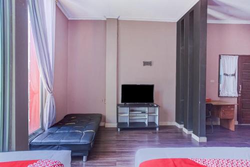 Телевизор и/или развлекательный центр в Hotel O Enggal Near Gor Saburai Formerly Hotel Pelangi