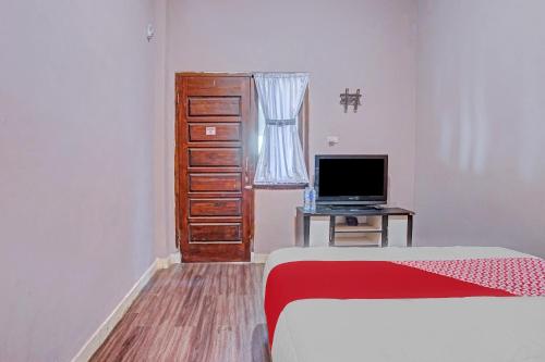 Телевизор и/или развлекательный центр в Hotel O Enggal Near Gor Saburai Formerly Hotel Pelangi