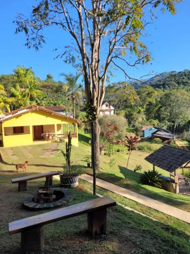 a picnic table in a park next to a house at Espaço inteiro: Casa de campo nas montanhas in Domingos Martins