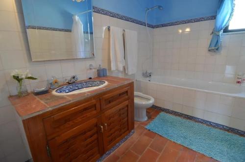 un bagno con lavandino, vasca e WC di Elegant Villa in Loulé with Private Pool a Loulé