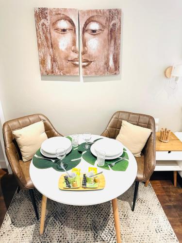 - une table à manger blanche avec 2 chaises dans l'établissement studio ZEN gare part Dieu, à Lyon