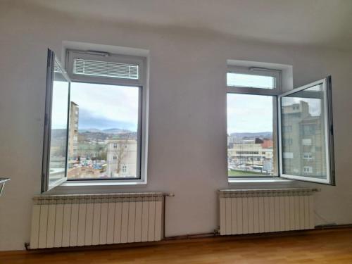 Nespecifikovaný výhled na hory nebo výhled na hory při pohledu z hostelu