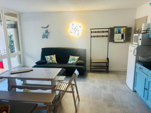 un salon avec un canapé et une table dans l'établissement Le Cap 27 vue sur mer, terrasse, au Cap d'Agde