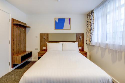 OYO Plymouth Central Hotelにあるベッド
