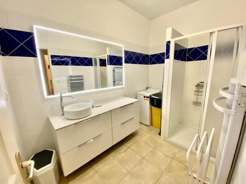 une salle de bain blanche avec un lavabo et une douche dans l'établissement Bel appartement 120m2 proche plages et Porto Pollo, à Serra-di-Ferro