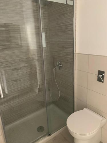 Un baño con inodoro y ducha de cristal. en Mediterranea Island Home, en Lampedusa
