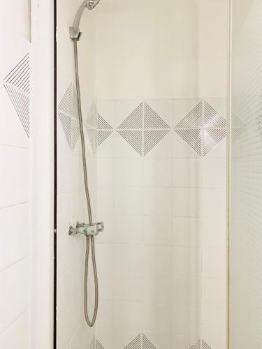 d'une douche avec une porte en verre et un rideau de douche. dans l'établissement Studio accès direct à la gare, à Marseille