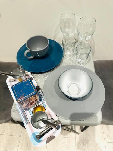 - une table avec une assiette et un bol dans l'établissement Studio MER gare part dieu, à Lyon