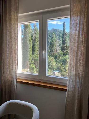 - une fenêtre avec vue sur la forêt dans l'établissement Villa Ljeto, à Pupnatska Luka