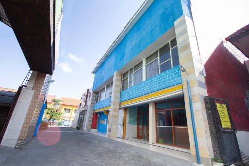a building with colorful paint on the side of it at OYO Life 3720 Homestay Gayatri Janti in Gadang