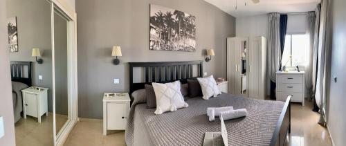 ein Schlafzimmer mit einem Bett mit zwei Handtüchern darauf in der Unterkunft The Pradise of Ana Vemar Exclusive Apartament in Playa Paraiso