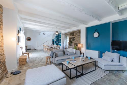 un salon avec deux canapés et une table dans l'établissement TY LAOUEN - Maison bretonne de charme avec sauna, à Plougonvelin