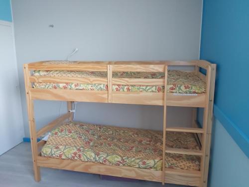 - 2 lits superposés dans une petite chambre dans l'établissement Dune and sea view T2, à Saint-Hilaire-de-Riez