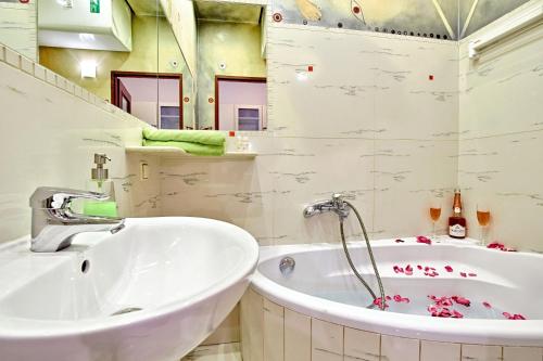 un baño con bañera y lavabo en Libro Rooms, en Cracovia