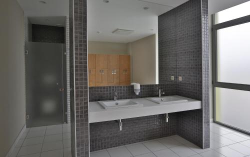 Vonios kambarys apgyvendinimo įstaigoje HomeBridge Hotel Apartments