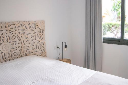 Giường trong phòng chung tại Atlantic Garden Beach & Surf 164