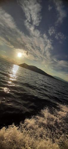 a view of the ocean from a boat in the water at MAKRIS Studios in Yiáltra