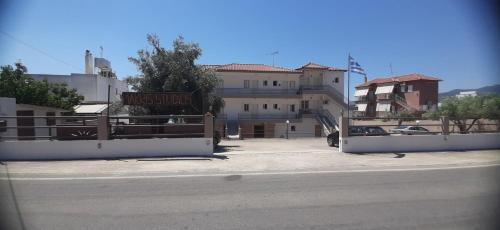 a building with a gate in front of a parking lot at MAKRIS Studios in Yiáltra