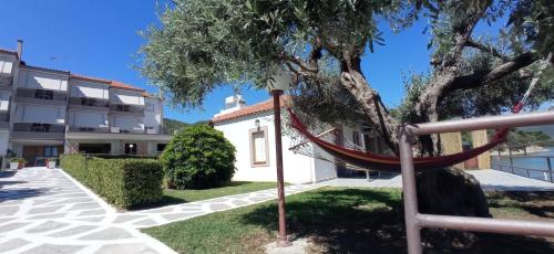 a hammock in a yard next to a building at MAKRIS Studios in Yiáltra