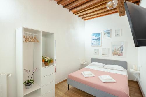 A bed or beds in a room at Florence David's Guesthouse