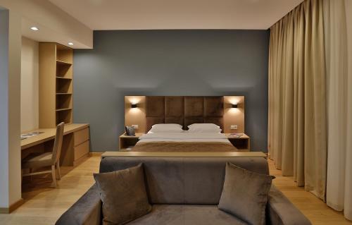 Postel nebo postele na pokoji v ubytování HomeBridge Hotel Apartments