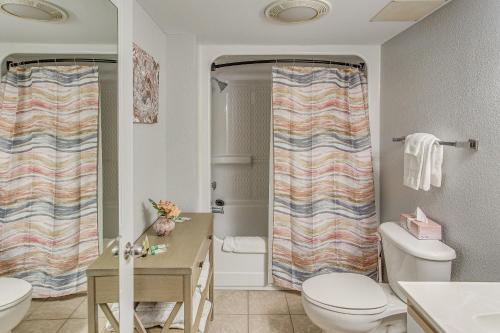 une salle de bain avec toilettes et douche dans l'établissement Steps to Beach Bay Watch Resort Studio, à Myrtle Beach