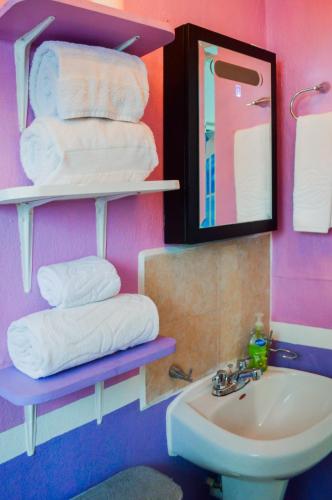 a bathroom with a sink and a mirror and towels at Autentico y Lindo Departamento in Puerto Vallarta