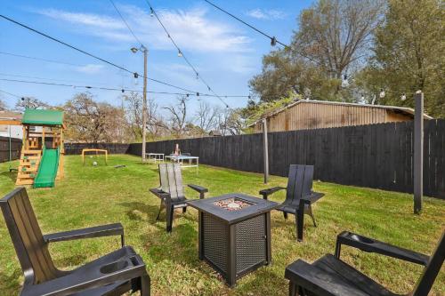 Κήπος έξω από το Modern 4BR 2BA Home with Hot Tub-Grill & Huge Yard