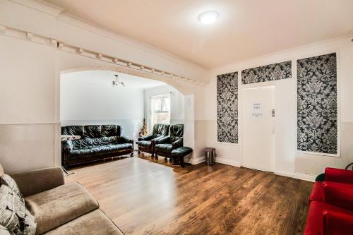 sala de estar con sofá y sillas en The Longlands Hotel, en Middlesbrough