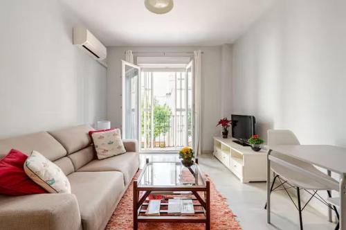 Luminoso Apartamento Exterior en el Centro con Balcón y Patio