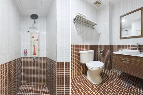 a bathroom with a toilet and a sink at Hotel O G Home Hotel, Kota Bharu, Kelantan. in Kota Bharu