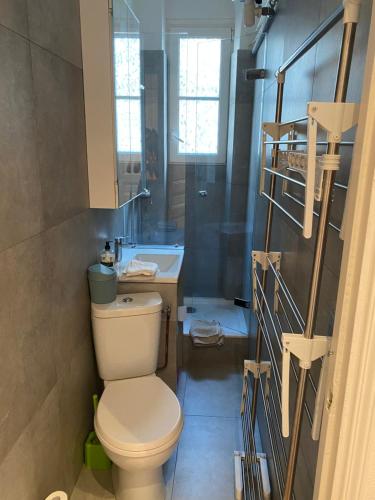 une salle de bain avec toilettes, lavabo et douche dans l'établissement charming apartment close to Emily's spots in Paris, à Paris