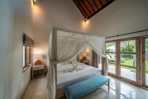 Ένα ή περισσότερα κρεβάτια σε δωμάτιο στο Villa Kangaroo Seminyak next to double six beach