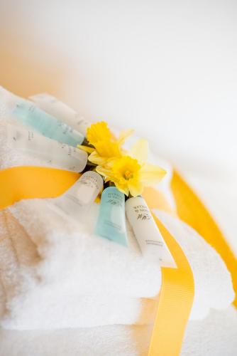 a yellow flower sitting on top of a white cloth at KVM - Sunshine Apartment in Peterborough