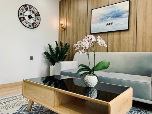 a living room with a couch and a coffee table at Vina Apartment- Căn hộ trung tâm Huế in Thôn Trường Giang