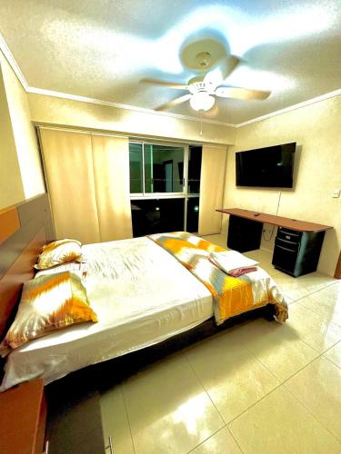 Ένα ή περισσότερα κρεβάτια σε δωμάτιο στο vista al rio 102 rf1